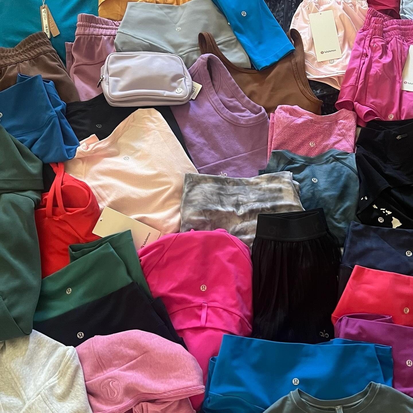 Overstock Lululemon Clothes Pallets with Tags - Image 7
