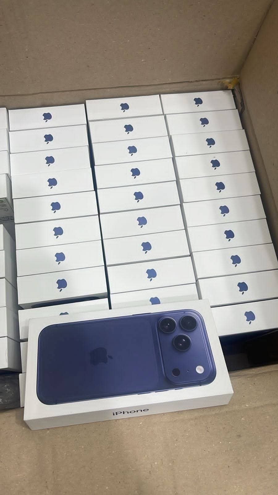 Mixed iphone Smartphone Closeout Overstock Lots - Image 5