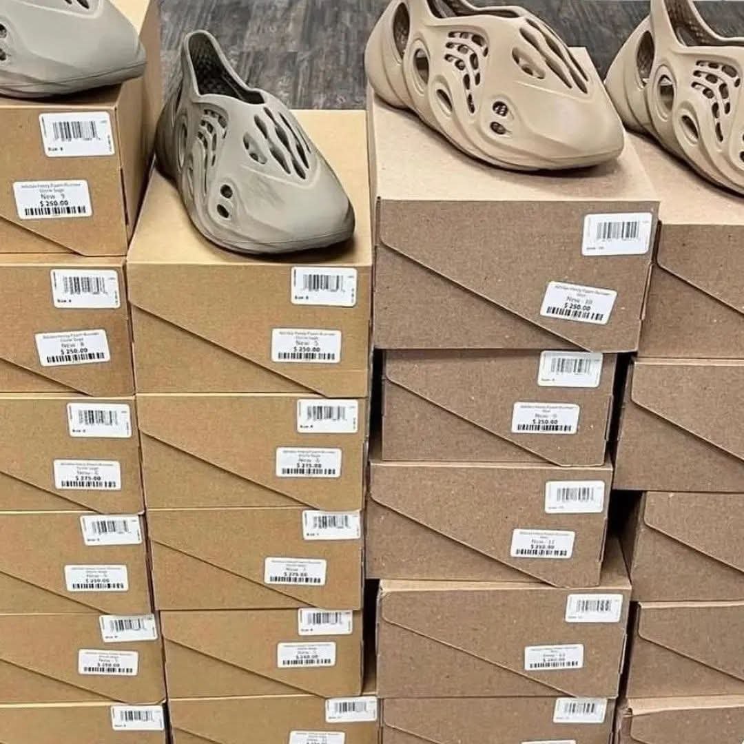 Yeezy Foam Shoes Pallets - Image 5