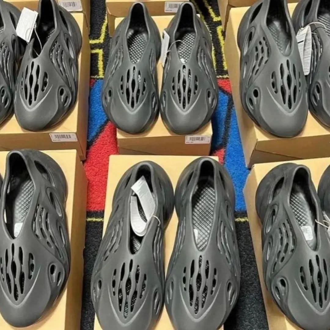 Yeezy Foam Shoes Pallets - Image 3